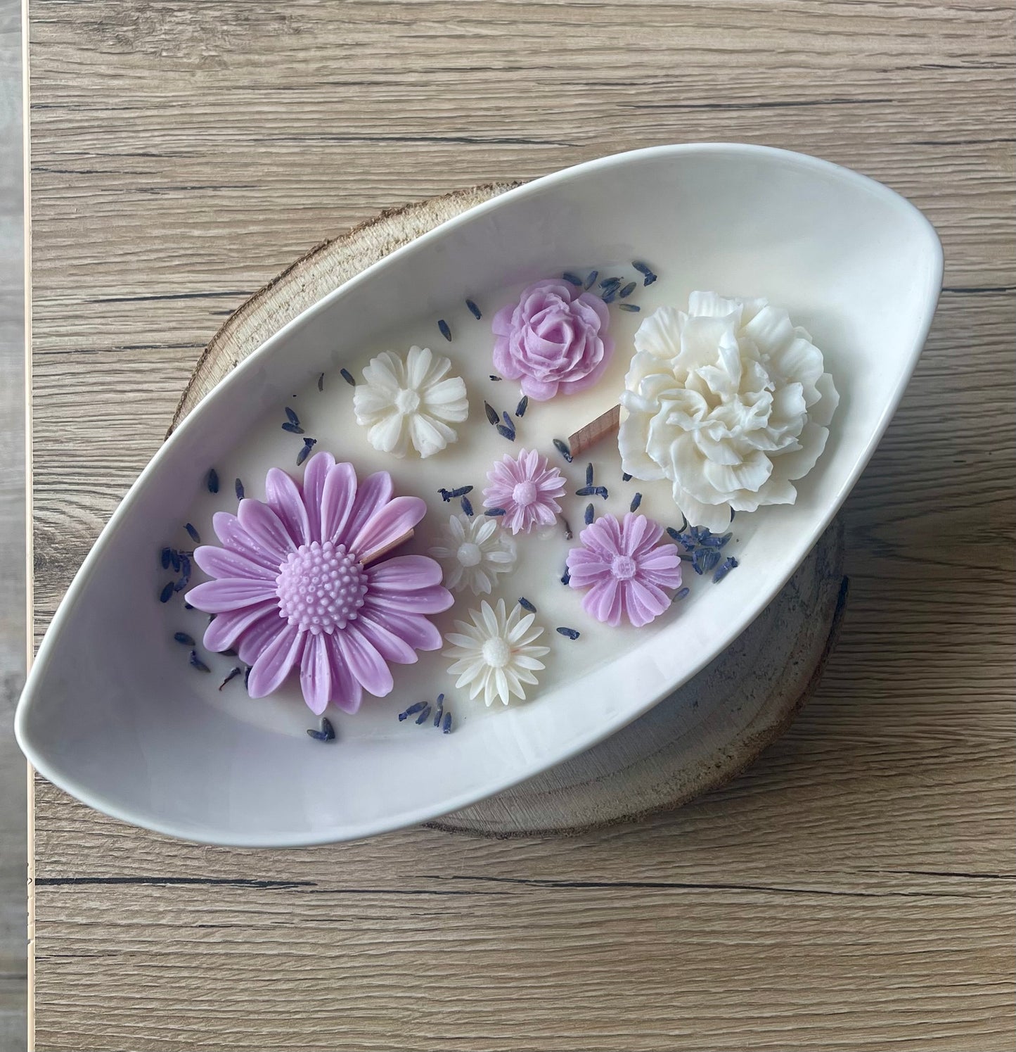 Blumengarten mit getrockneten Blüten