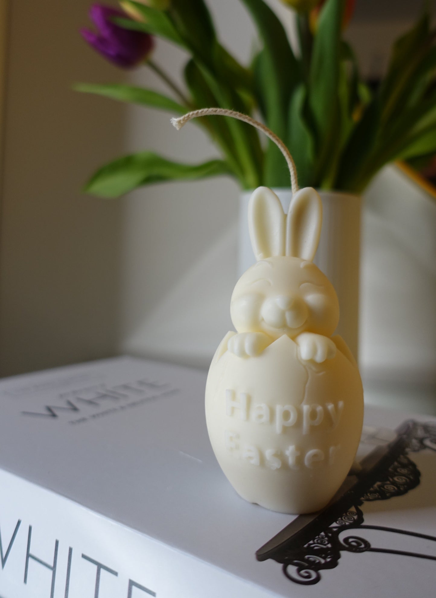 Osterhase im Ei "Happy Easter"